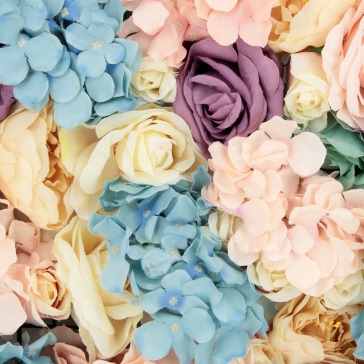 Mur de fleurs artificielles