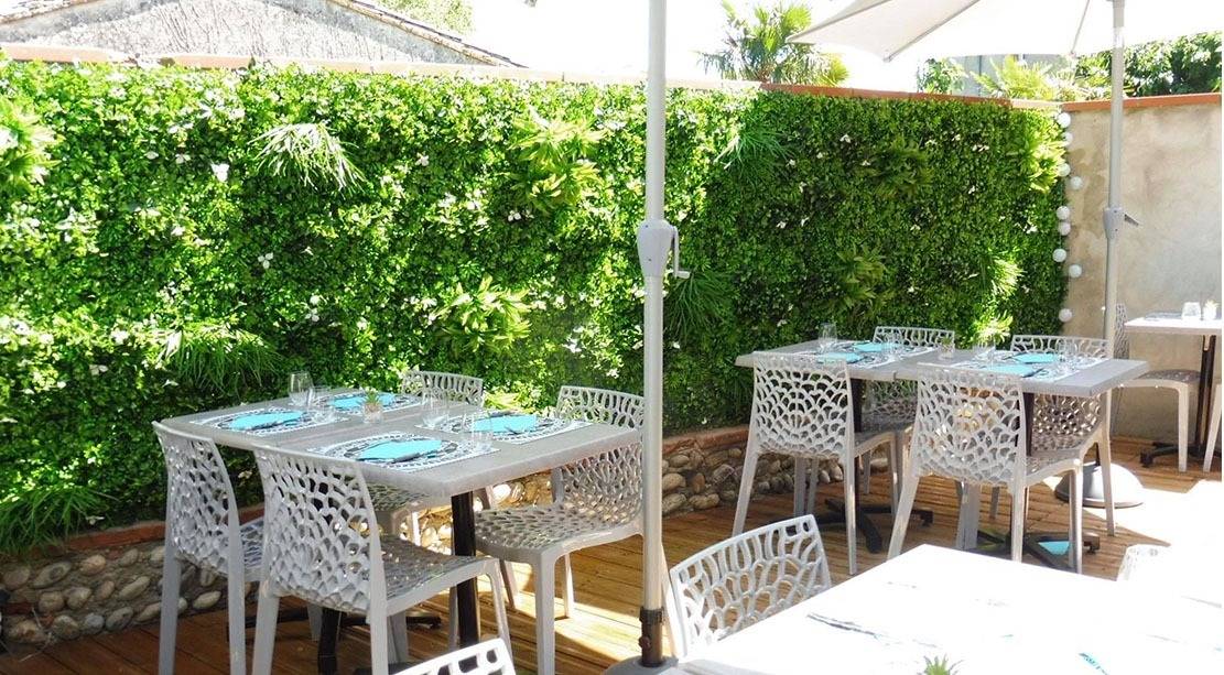Artificial green wall installed on a restaurant terrace